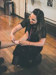 Roberta Lomenha durante atendimento profissional